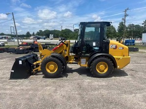 Chargeuse sur pneus compacte CATERPILLAR 906 d'occasion en bon état - Product Image 5