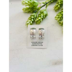 Boucles d'oreilles créoles en argent sterling faites à la main par des artisans Navajo, bijoux culturels de collection - Product Image 1
