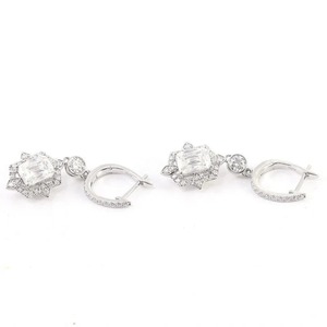 Pendientes de gota de diamante de halo de corte esmeralda en pendientes colgantes de moissanita de plata, joyería de celebridad pendiente de gota nupcial - Product Image 2