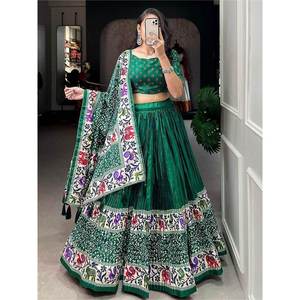 Lehenga Choli traditionnel en soie Dola à imprimé Patola vert attrayant pour les mariages - Product Image 3