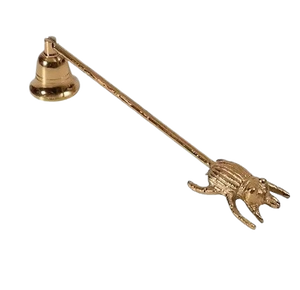 Éteignoir à bougie en laiton au design élégant avec bout de poignée en forme d'insecte pour la maison et le mariage - Product Image 1