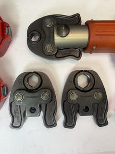 NUEVA HERRAMIENTA DE PRENSADO COMPACTA RIDGID 100-B DE CALIDAD CON 3 MANDIABLES EN EXCELENTE ESTADO - Product Image 2