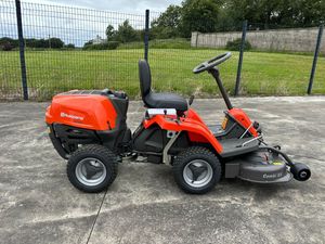 Potente cortacésped Husqvarna R 112C con tractor de jardín disponible - Product Image 4