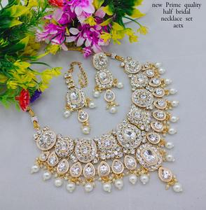 Colección de Lujo India: Conjunto de Collar Nupcial Chapado en Oro de Primera Calidad con Esmeraldas y Perlas para Compromiso y Aniversario - Product Image 2