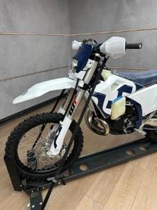 Expédition mondiale 2025 TE 300 Bike - Product Image 3