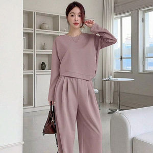 Ensemble de survêtement décontracté pour femmes, vêtements de sport streetwear, conçu pour l'entraînement et le style de vie - Product Image 1