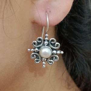 Pendientes Colgantes de Perlas de Agua Dulce Plateadas Hechos a Mano con Diseño Floral, Joyería de Perlas, Regalo Nupcial para Ella - Product Image 1