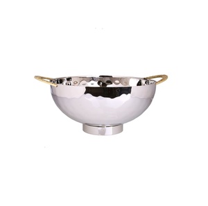 Bol décoratif en métal doré avec nouveau conçu pour les intérieurs de maison de luxe et un accent décoratif - Product Image 2