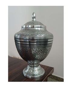 Urna de cremación negra metálica con Cruz de Oro religiosa de metal de gran calidad con asa para cenizas - Product Image 3