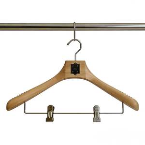 Perchas de Alta Gama para Abrigos de Schima Superba con Acabado Mate Natural y Clips de Níquel Perlado para Exhibición en Boutiques de Moda - Product Image 1