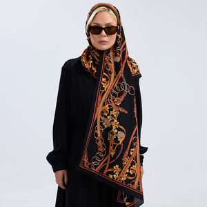 Cinturón de Cadena Dorada con Adornos Barrocos de Lujo, Chal Multifuncional Informal de Seda de Morera 100% Pura con Dobladillo Enrollado a Mano - Product Image 1