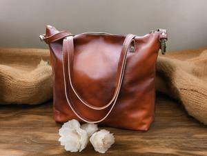 Fourre-tout en cuir véritable Timeless Grace avec forme structurée et brillance subtile - Product Image 4