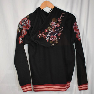 Sudadera Premium Negra para Mujer con Bordado 3D de Rosa, Puños Acanalados en Contraste, Logotipo Frontal, Tela de Felpa Suave - Product Image 2