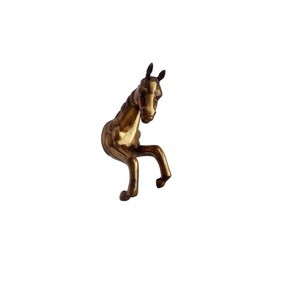 Cheval de course en aluminium doré pour décoration de table Revêtement en poudre d'or Fournitures funéraires finies Article. - Product Image 1