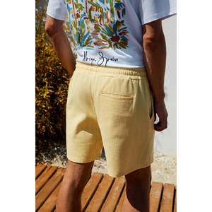 Pantalones cortos de mezcla de lino de corte relajado para hombre LEYTON con doble bolsillo y cintura elástica, color amarillo - Product Image 2