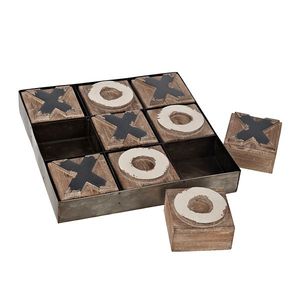 Jeu de Tic Tac Toe en bois avec des pièces sculptées offrant un look artisanal authentique et un temps de jeu compétitif agréable - Product Image 1