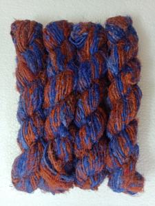 Fil de soie sari teint sur mesure fabriqué à partir de fibres de soie sari recyclées, idéal pour la revente de magasins de fils et de fibres - Product Image 3