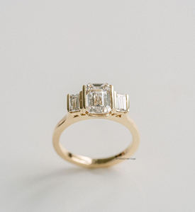 Bague élégante 3.35 TC allongée en moissanite coupe émeraude avec trois pierres et accents de baguette bague de cadeau de mariage de réglage de barre classique - Product Image 3