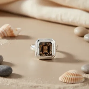 Bague Cocktail Art Palace en Argent 925 avec Quartz Taille Émeraude, Sertissage Géométrique, Style Classique, Unisexe, Usage Quotidien, Fiançailles - Product Image 1