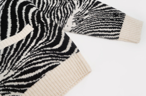 <span class=keywords><strong>Cardigan</strong></span> con scollo a V in maglia a strisce zebrate da donna con bottone all'uncinetto con polsini a costine e rifiniture per l'inverno - Product Image 6