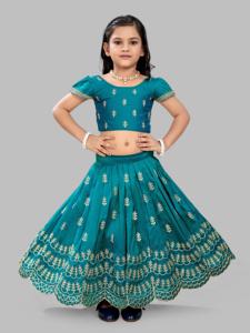 ชุดเลเฮนกาโชลีผ้าไหมสำหรับเด็กผู้หญิง แบรนด์ Shoryam แฟชั่นแบบดั้งเดิม ยาวคลุมเท้า ทรงปกติ สีเขียวรามา ปักลาย สำหรับงานปาร์ตี้ - Product Image 2