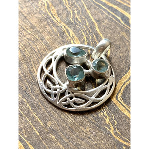 Pendentif en argent 925 léger et minimaliste, motif filigrane de créateur, orné de plusieurs topazes - Product Image 1