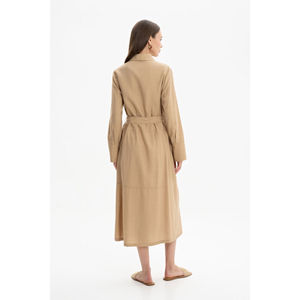 Vestido Casual Elegante de Lino y Viscosa Color Camel con Detalle de Botones - Product Image 2