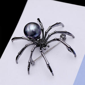 Broche de cobre con diseño de araña Jeulia, perla negra, cristal y circonita - Product Image 6
