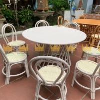 Ensemble de table et de chaises modernes et écologiques en rotin élégant et sûr pour les enfants pour les hôtels en plein air et les parcs