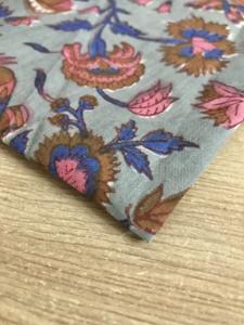 Tela de Algodón Estampada a Mano con Diseños de Aves y Flores Vintage, Textiles Botánicos Vintage en Inglés y Francés - Product Image 2