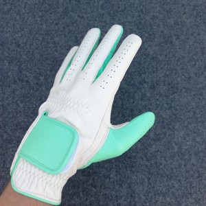 Guante de golf de cuero Cabretta suave de primera calidad Diseño transpirable con correa ajustable y elegantes detalles en verde menta para deportes - Product Image 2