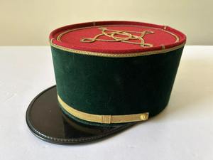 Chapeau français contemporain en gris ardoise avec un design minimaliste de la plus haute qualité rouge vert képi français - Product Image 6