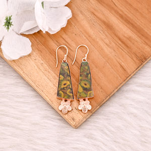 Boucles d'oreilles pendantes en laiton plaqué or rose de style classique faites à la main, avec pierre précieuse jaspe fruitée, boucles d'oreilles bohèmes, fabricant en gros - Product Image 2