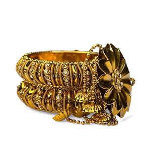 Brazalete Étnico de Perlas con Corte Esmeralda y Flores, Estilo Jhumka, Calidad Premium, Resistente al Deslustre, Alta Demanda, Listo para Enviar - Product Image 1