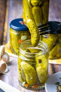 Pepinillos en conserva enteros, encurcidos y salados, condimento vegetal enlatado para servicios de catering - Product Image 1