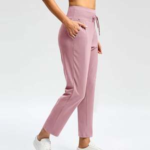 Ropa deportiva para mujer, capri de golf diseñado para largas sesiones al aire libre con tela suave y transpirable. - Product Image 5