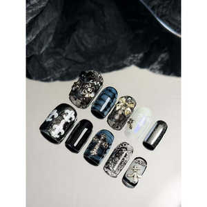 Faux ongles Baroque Noir à pression, design chic et élégant pour les passionnés de nail art - Product Image 1