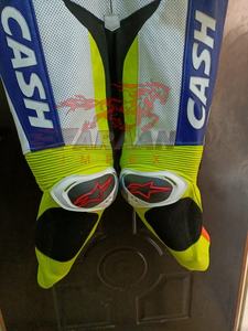 Combinaison de moto professionnelle en cuir jaune et bleu, sur mesure avec logo, confortable et au design moto. - Product Image 3