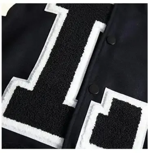 Chaqueta de bombardero universitaria para hombre, ropa de abrigo universitaria de manga larga de poliéster y lana de estilo béisbol con letras personalizadas con bordado - Product Image 4