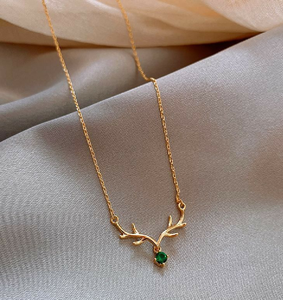 Colgante con diseño de asta de ciervo con una piedra preciosa verde. Pieza única inspirada en la naturaleza. Disponible a precios de mayoreo. - Product Image 1