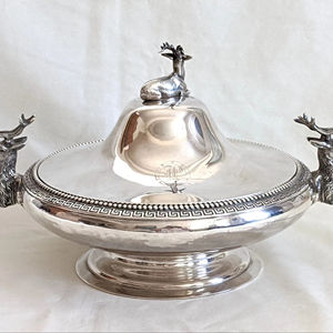 หม้อปรุงอาหารสีเงินแบบโบราณพร้อมด้ามจับกวางและฝาบนโต๊ะอาหารสุดหรูสำหรับของขวัญงานแต่งงานและการนำเสนอการรับประทานอาหาร - Product Image 1
