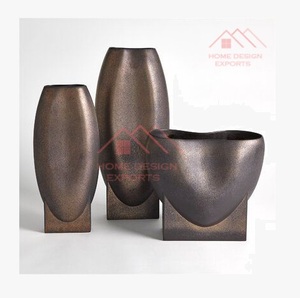 Juego de Jarrones Decorativos de Metal con Acabado Antiguo Plateado, Diseño en Aluminio - Product Image 2