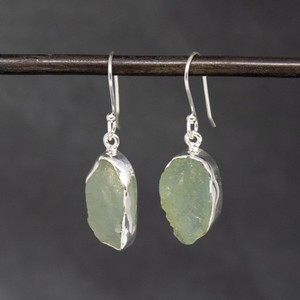 Nouvel arrivage de superbes boucles d'oreilles pendantes en forme d'aigue-marine brute avec crochet en argent sterling 925 massif avec placage à l'or pour les fêtes de mariage - Product Image 2