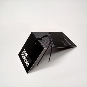 Etiqueta colgante de tacto suave con impresión UV, a prueba de huellas dactilares, resistente a los arañazos, sensación de terciopelo, acabado mate, etiqueta oscilante para ropa - Product Image 3