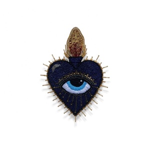 Coeur bleu avec oeil brodé à la main strass broches fil de lingot perlé broches faites à la main broche de mode - Product Image 1