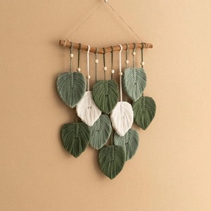 Suspension murale en macramé au design unique de feuilles vertes pour la décoration bohème chic et la mise en scène d'événements tendance, vente en gros depuis l'Inde - Product Image 1