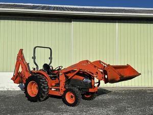 Mini tractor retroexcavador Kubota L3940 4X4 diésel, perfecto para las necesidades agrícolas modernas, con motor eficiente y fácil operación. - Product Image 4