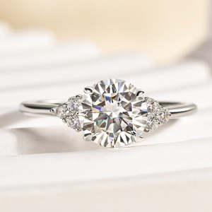 Bague de fiançailles en or blanc plaqué avec trois pierres rondes en moissanite de 6,5 mm et pierres latérales rondes - Product Image 1
