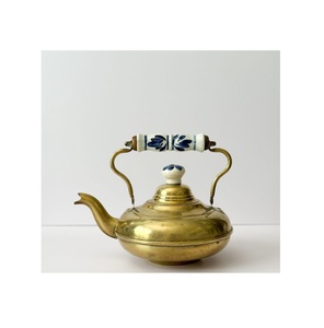 Théière en métal faite à la main pour une cuisine élégante à la maison avec un design floral vintage et un versement parfait - Product Image 5