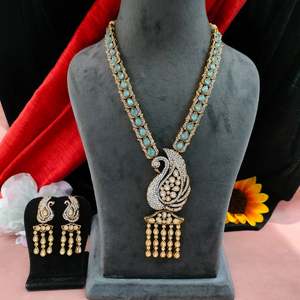 สร้อยคอจี้นกยูงเพทายวิคตอเรียการจัดเรียงอย่างสง่างามของหินเพทายประกายที่ดึงดูดแสงจากทุกมุม - Product Image 4